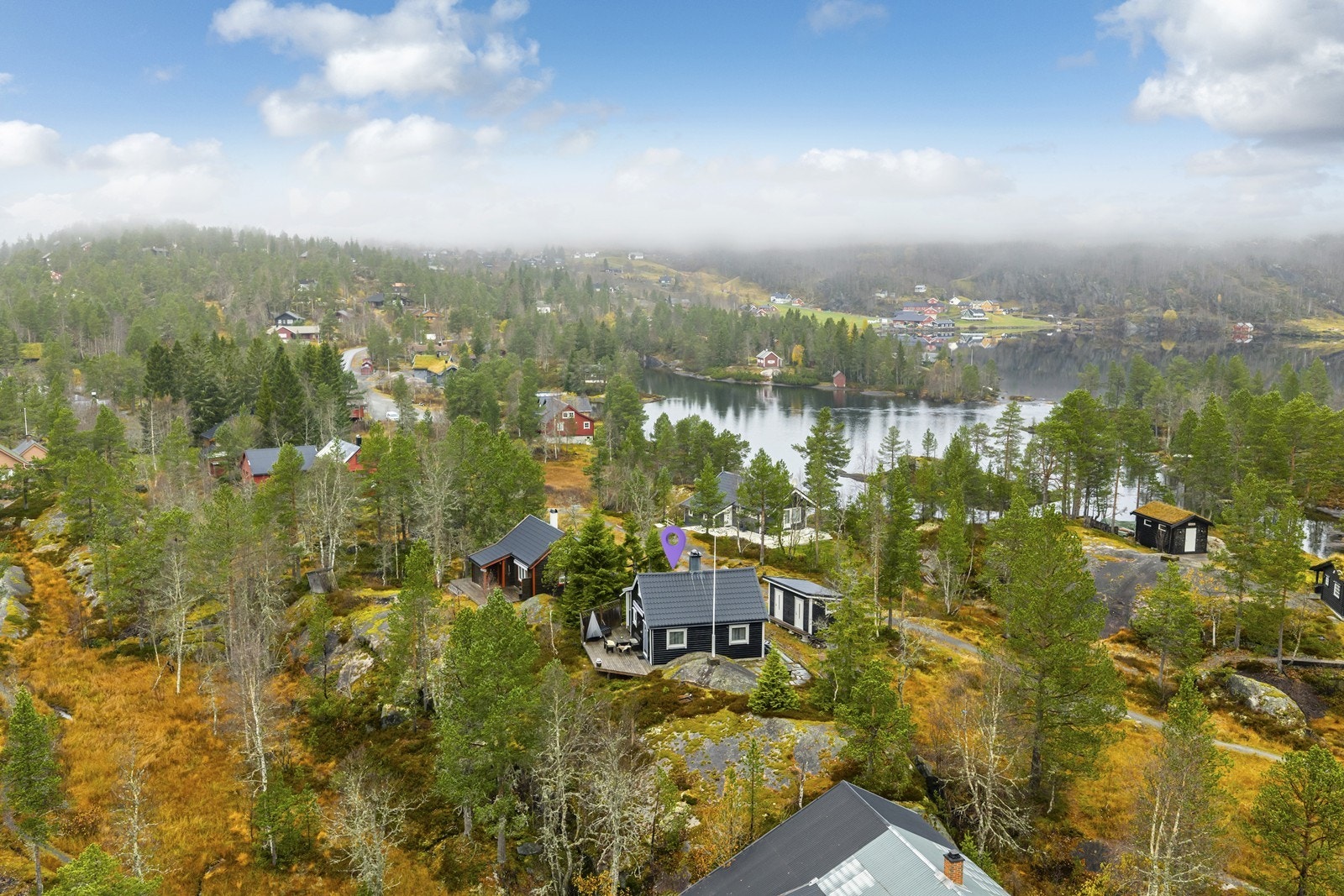 Med preparerte skiløyper, stort ferskvann og gode turstier når man enkelt vakre naturopplevelser rett fra hytta. Galleribilde