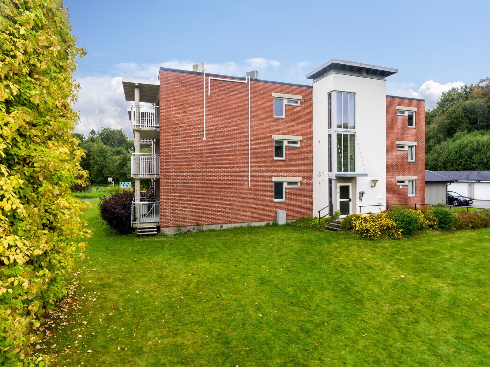 Fasadebilde - Det er heis i bygget og bod i kjeller. Galleribilde