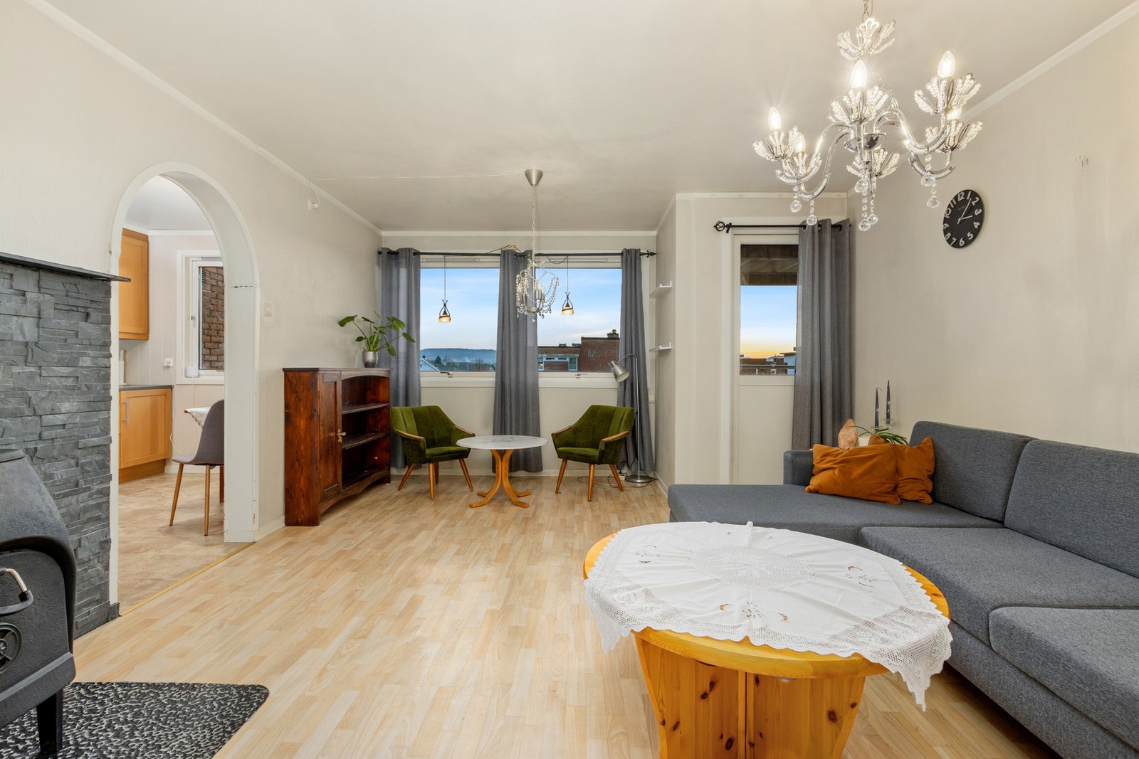 Romslig stue med god plass til flere soner opp mot møblering. Galleribilde