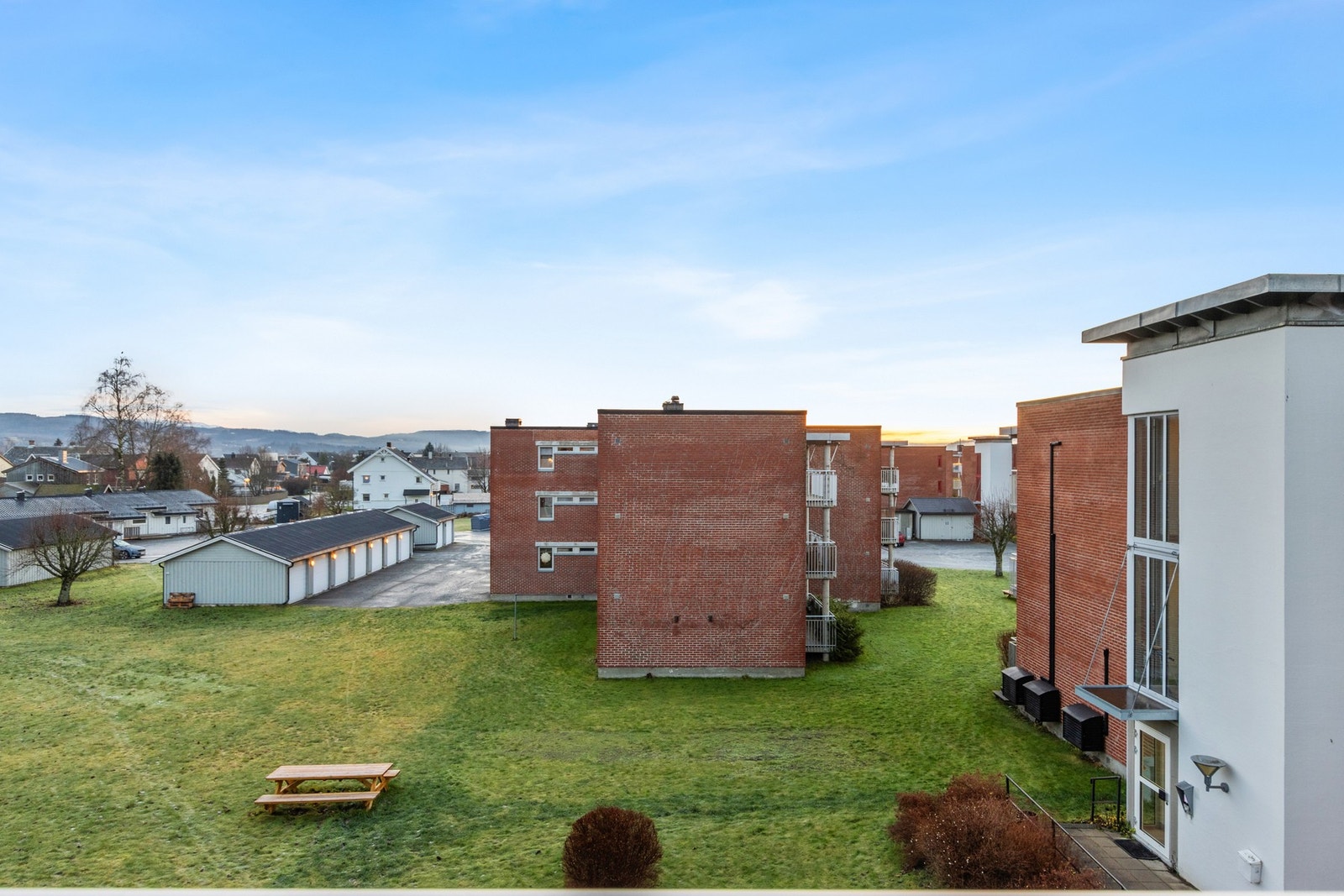 Utsikt fra leiligheten - store grøntarealer rundt byggene er et at kvalitetene som gjør borettslaget attraktivt. Galleribilde