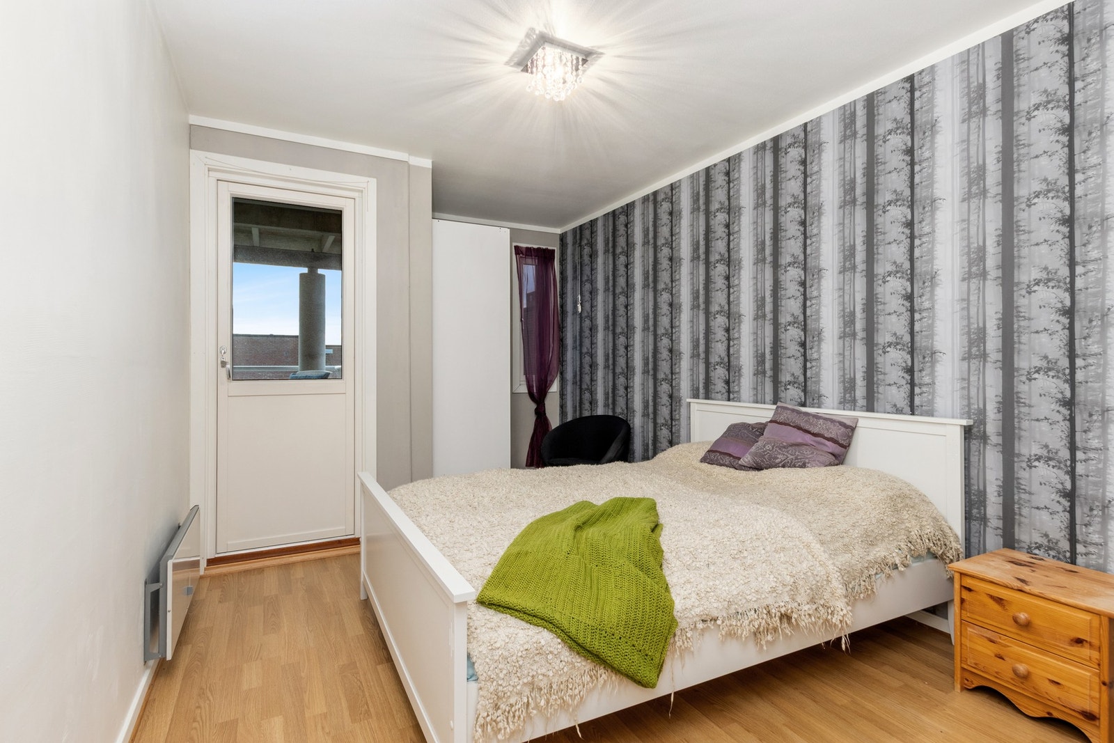 Soverom med egen utgang til takoverbyggd balkong. Galleribilde