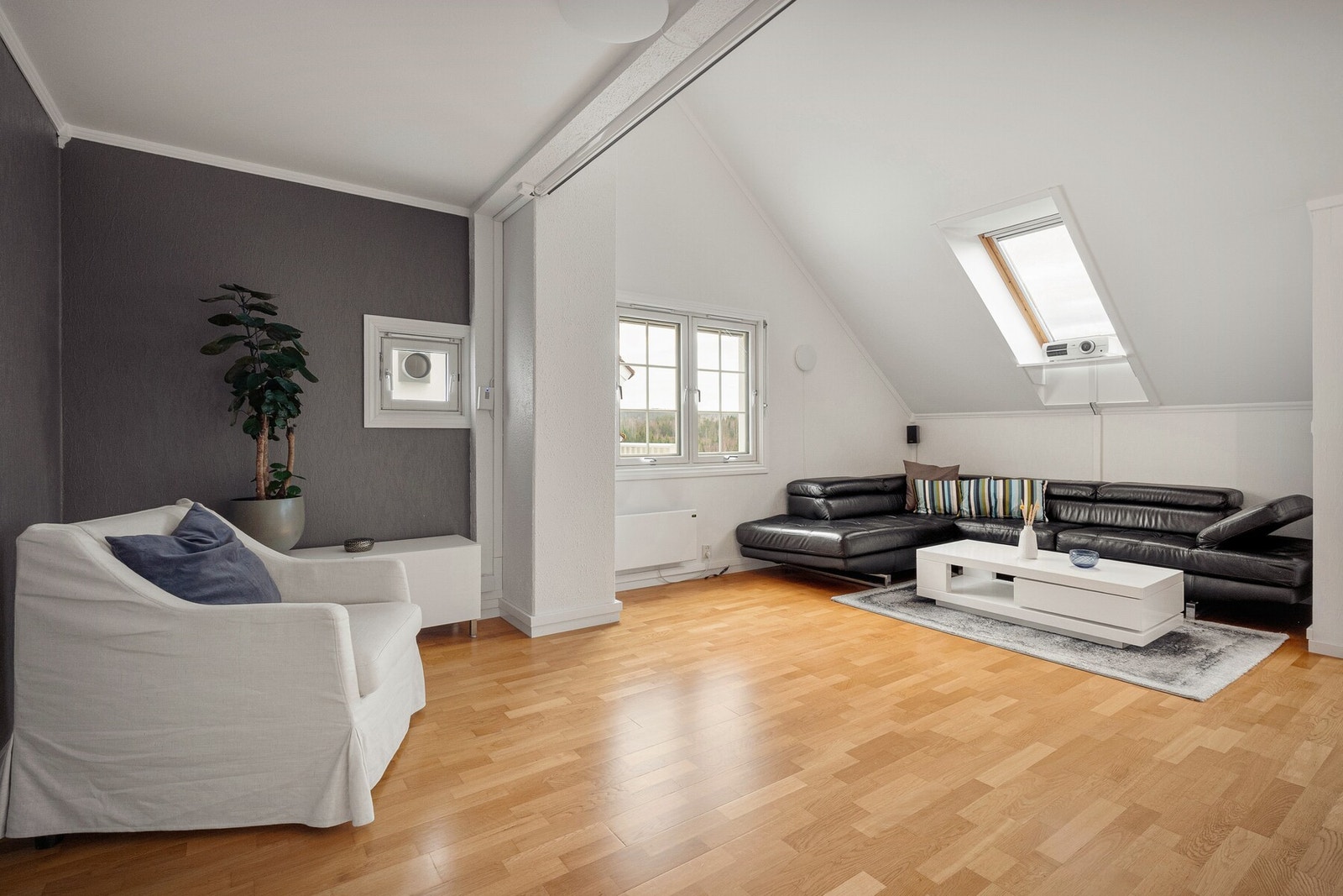 Stuen passer perfekt som TV-stue, ungdomsavdeling eller et roligere oppholdsrom adskilt fra hovedstuen i etasjen under. Galleribilde