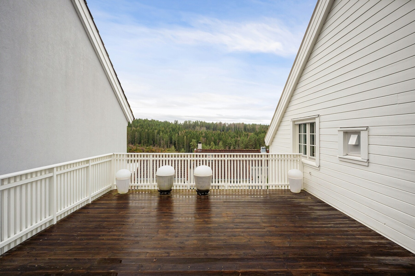 Fra det ene soverommet i andre etasje er det utgang til en romslig terrasse som gir fine muligheter for utemøblering m.m. Galleribilde