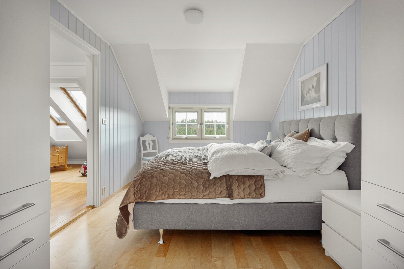 Rommet fremstår som rolig og behagelig, og egner seg godt som hovedsoverom. Galleribilde