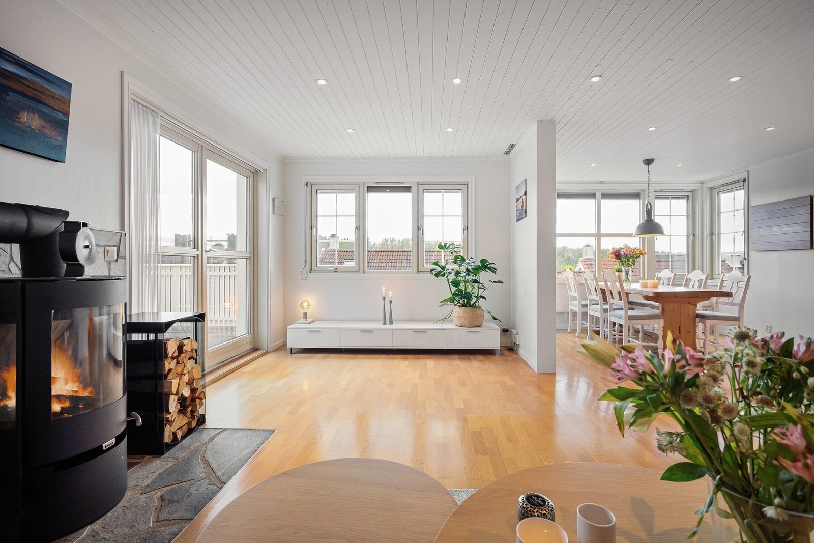 Fra stuen er det utgang til terrasse, noe som gjør det enkelt å ta i bruk uteplassen i sommerhalvåret. Galleribilde