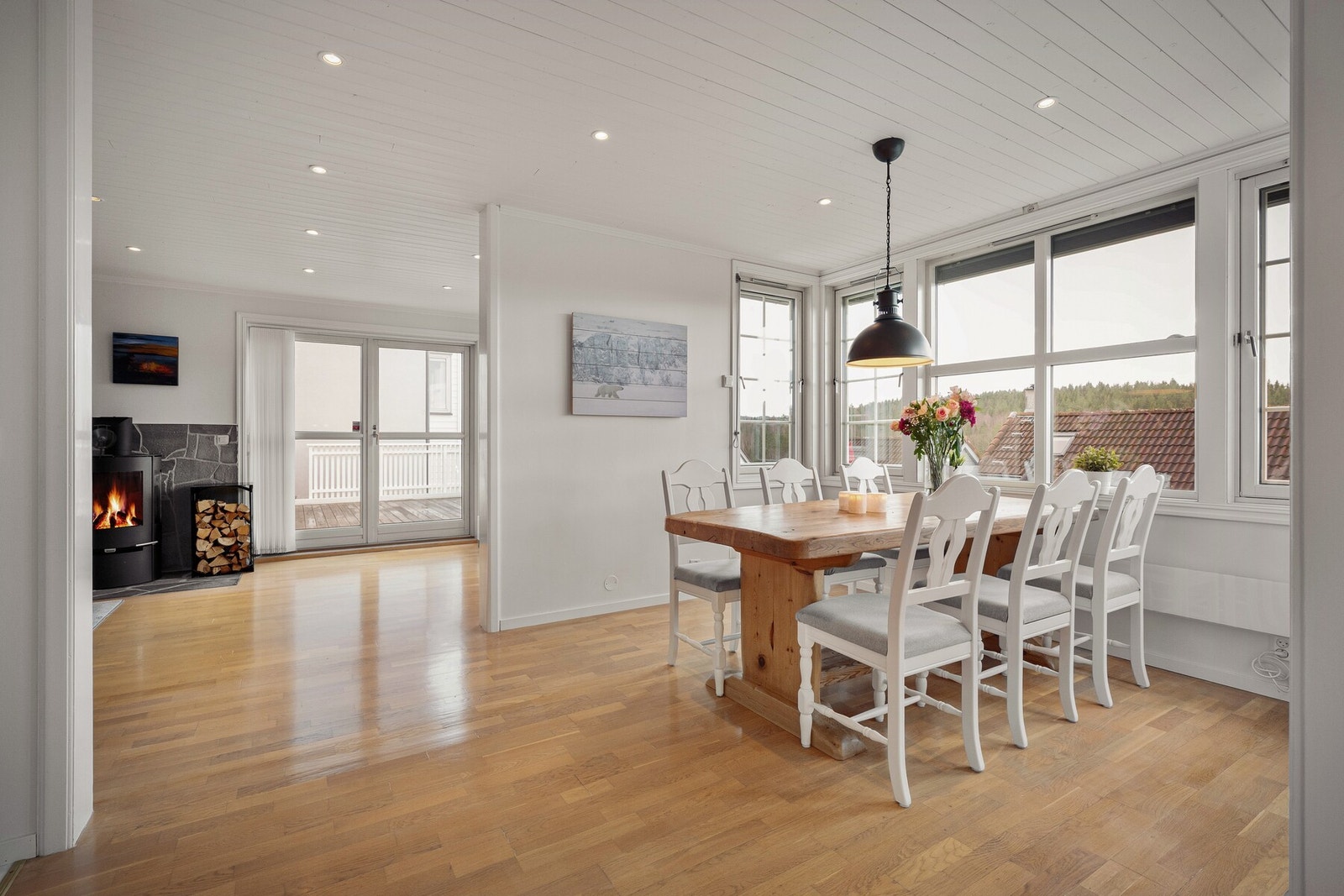 Store vindusflater gir rikelig med dagslys og bidrar til en luftig romfølelse gjennom hele dagen. Galleribilde