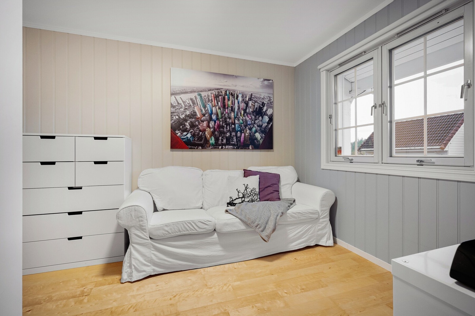 Passer perfekt som barnerom, gjesterom eller hjemmekontor, og har gode lysforhold som bidrar til et trivelig rom. Galleribilde