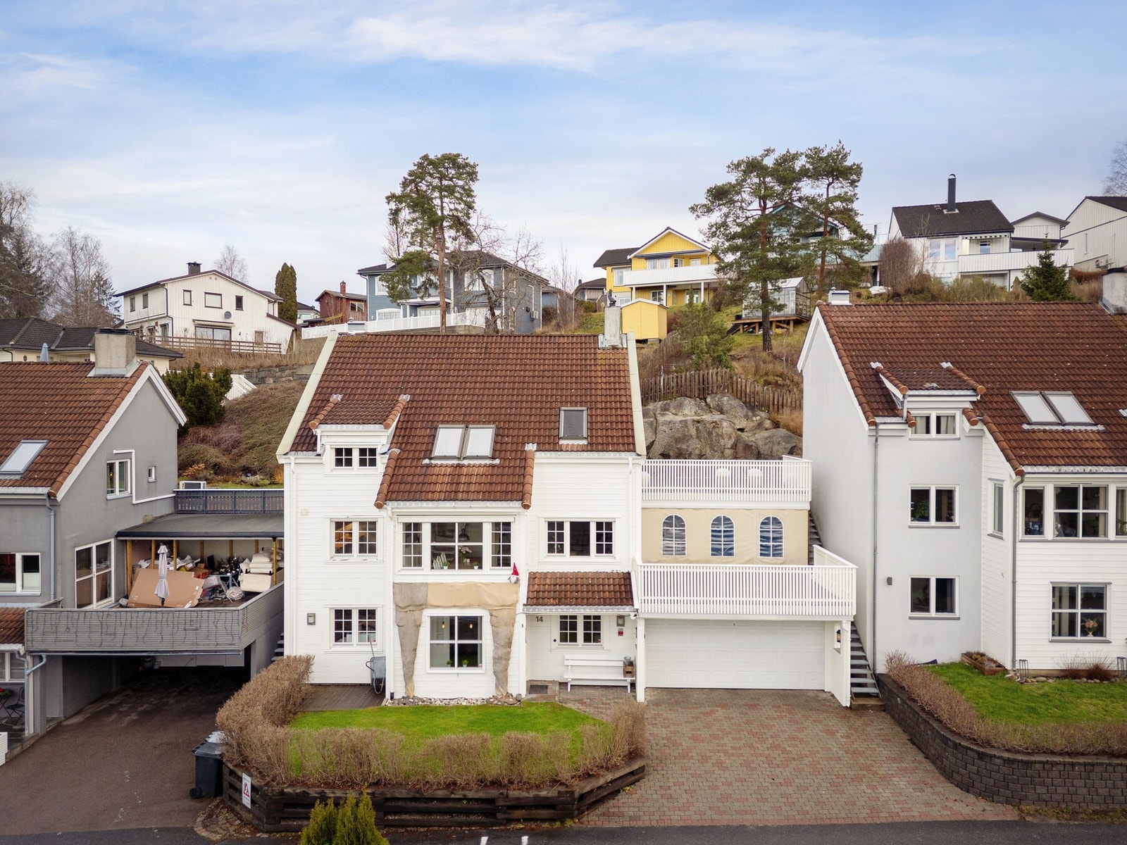 Eiendommen ligger i grønne og barnevennlige omgivelser med nærhet til marka, skoler, barnehager og offentlig kommunikasjon. Galleribilde