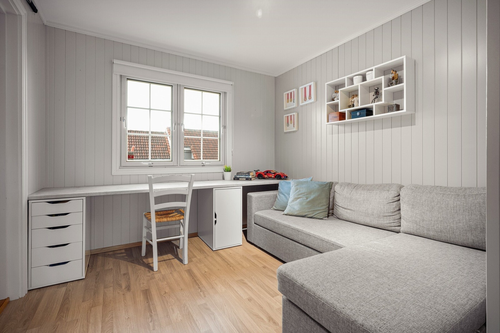 Rommet egner seg godt som hovedsoverom i underetasjen, barnerom eller gjesterom, og har en rolig og behagelig atmosfære. Galleribilde