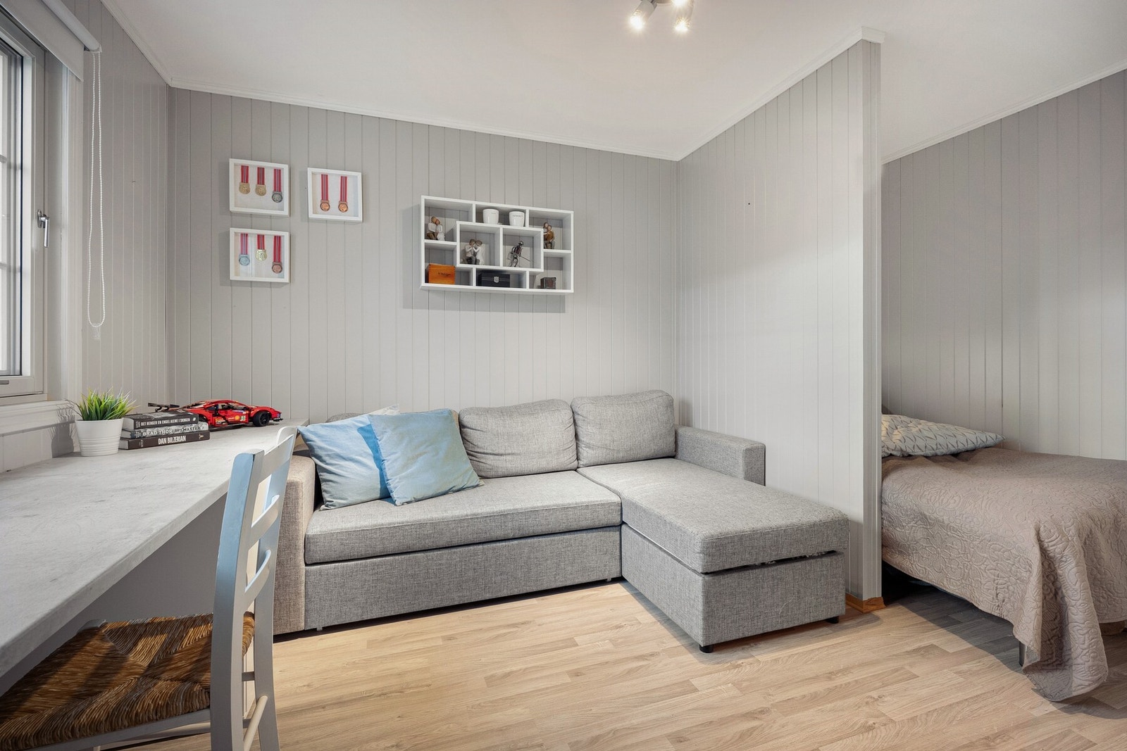 Lyst og trivelig soverom med god plass til seng og garderobeløsning. Galleribilde