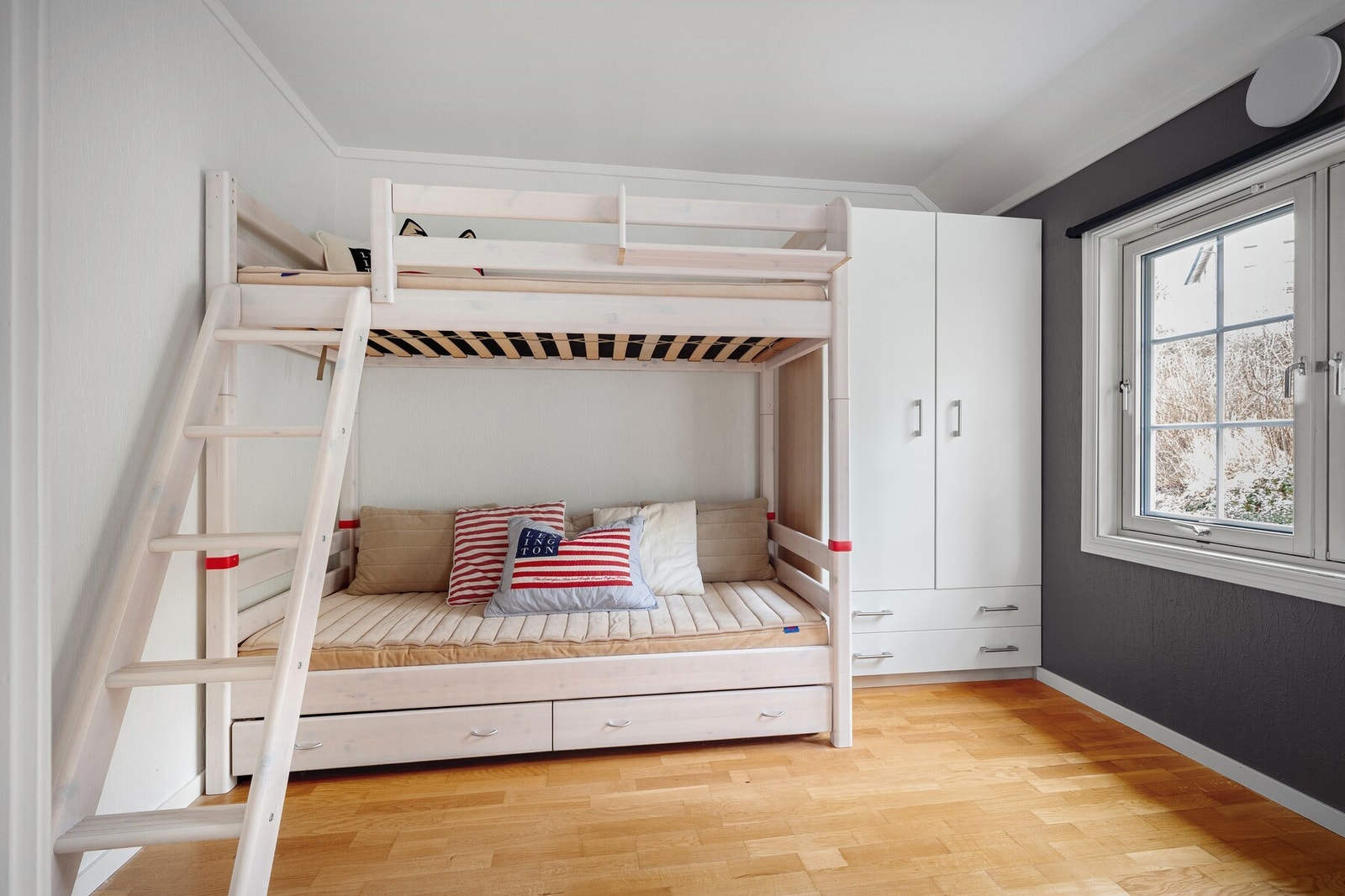 Et hyggelig og funksjonelt soverom med god plass til seng, skap og skrivepult. Galleribilde