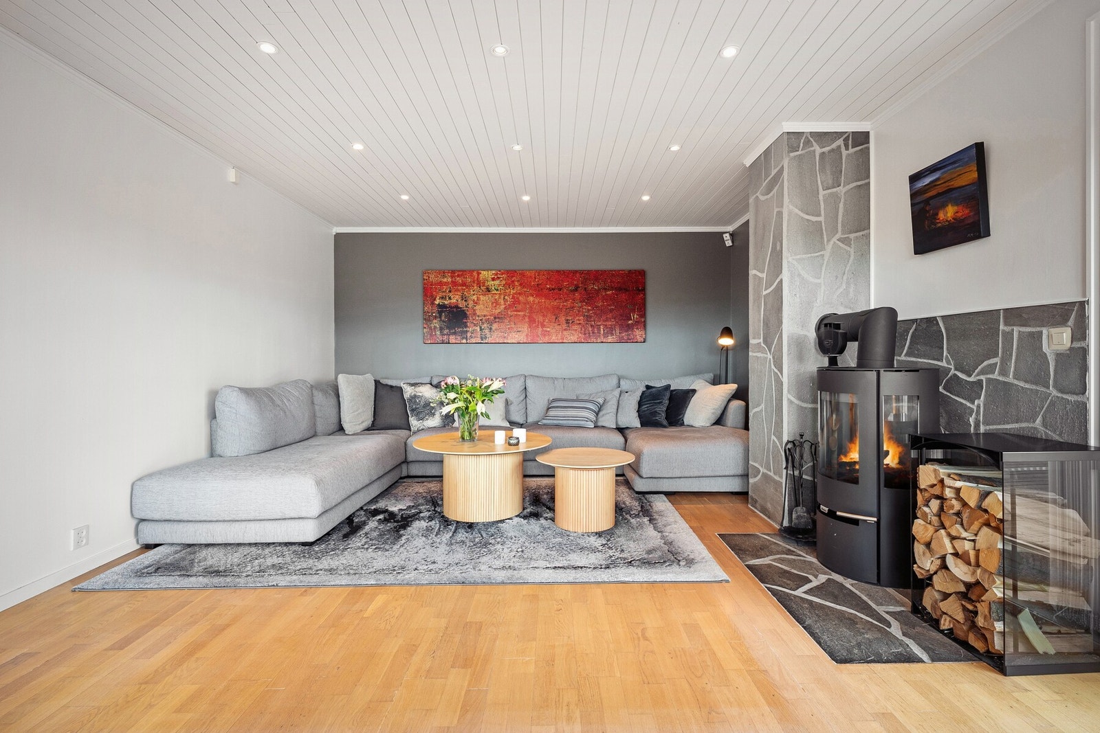 Boligens hovedstue fremstår som romslig, lys og svært innbydende, med god plass til stor sofagruppe og øvrig møblering. Galleribilde