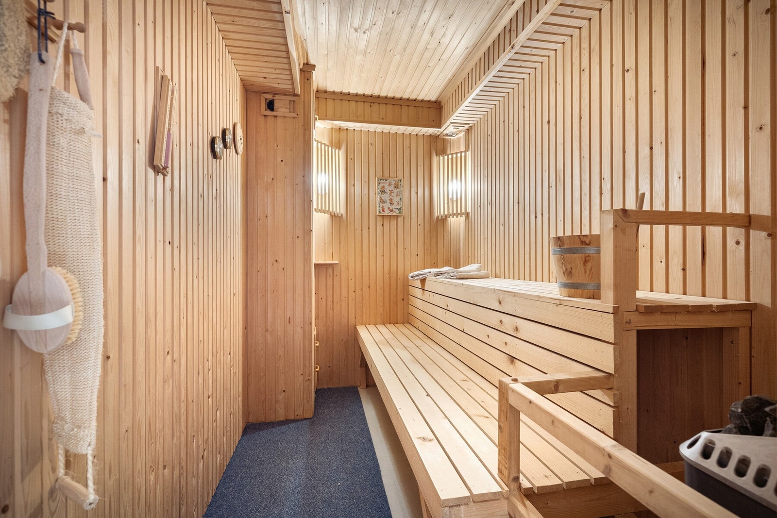 I tilknytning til badet finner du en egen badstue. Dette er et ekstra komfort-element som gir mulighet for avslapning og velvære i hverdagen - et tydelig pluss for boligen. Galleribilde