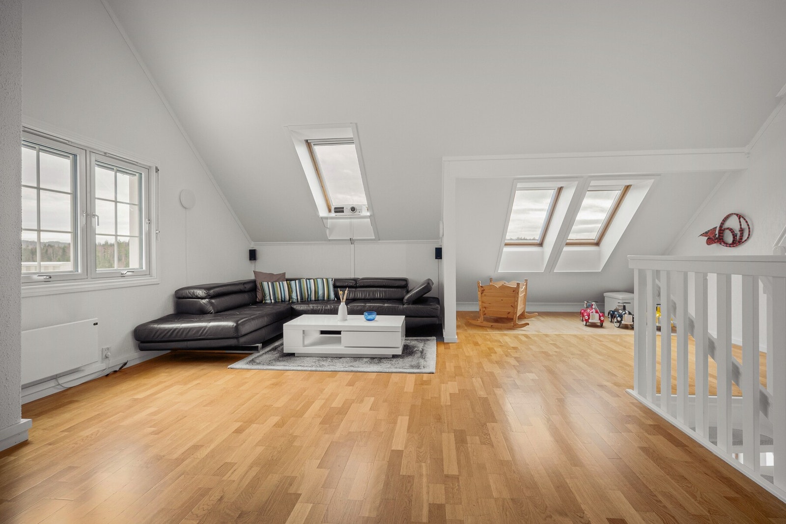 Rommet har god takhøyde og flere vindusflater som gir rikelig med dagslys og en luftig romfølelse. Galleribilde