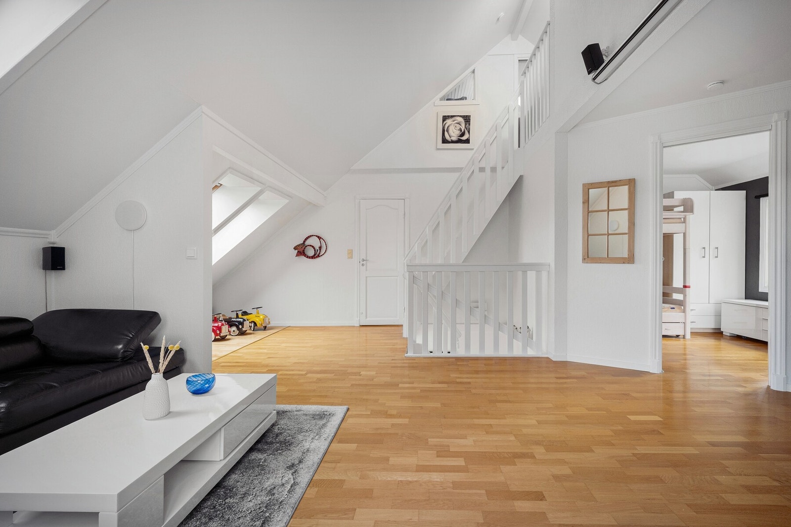 I andre etasje finner du en romslig og lys stue som egner seg godt som familiens andre oppholdsrom. Galleribilde