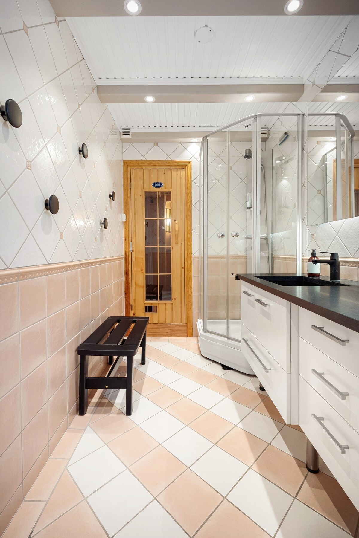 Badet er innredet med servantinnredning, toalett og dusjløsning, og fremstår som praktisk og funksjonelt for daglig bruk. Galleribilde