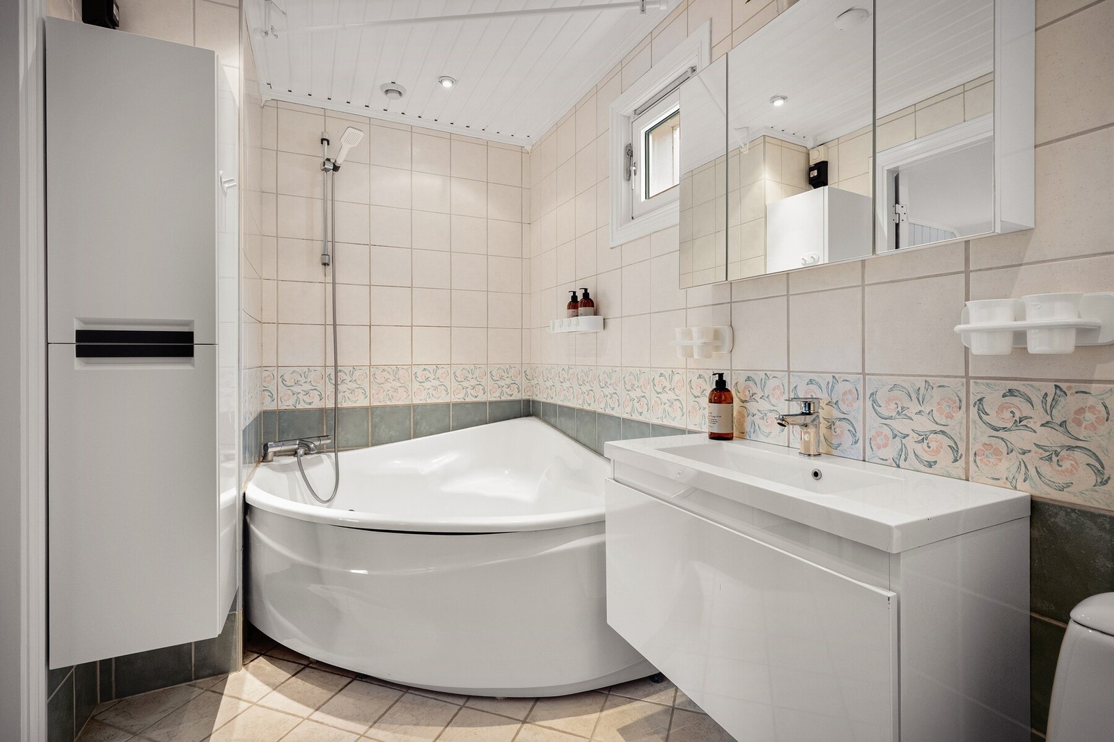 Badet er innredet med servantinnredning, toalett og badekar med dusjløsning, og har en god størrelse som gir rom for både funksjon og komfort i hverdagen. Galleribilde