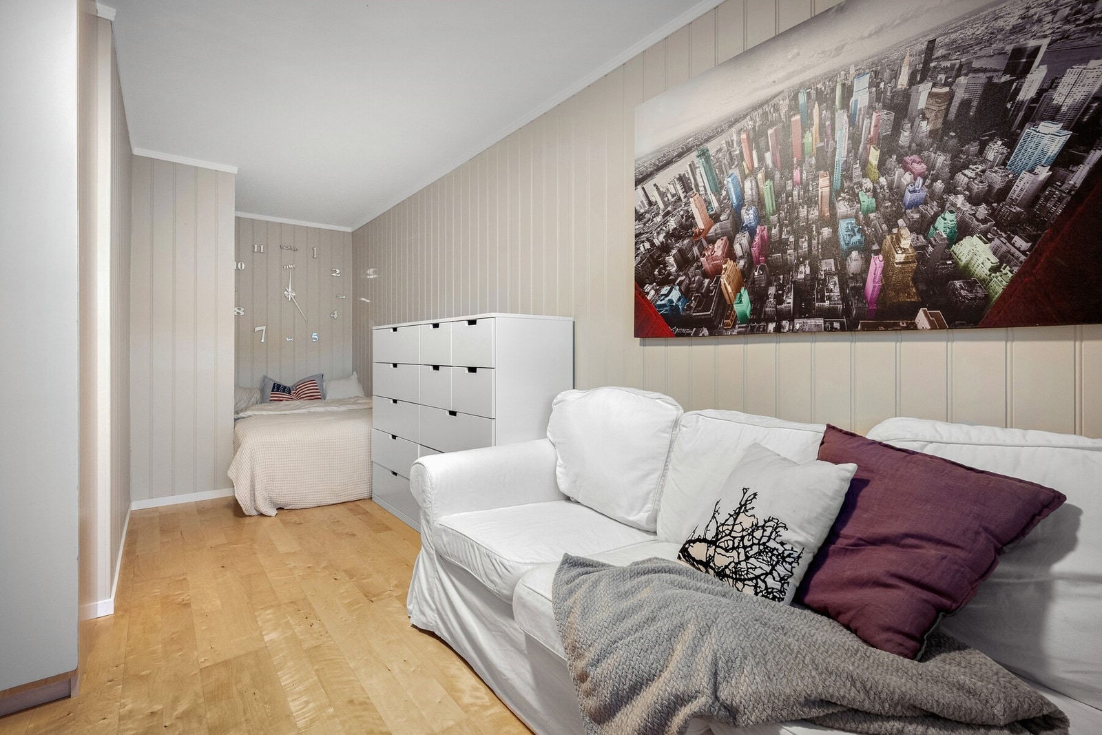 Et hyggelig og funksjonelt soverom med fleksible møbleringsmuligheter. Galleribilde