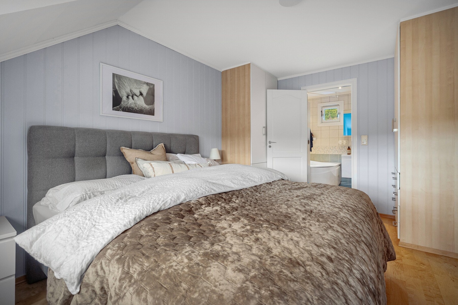 Hovedsoverommet har direkte adkomst til bad. Galleribilde