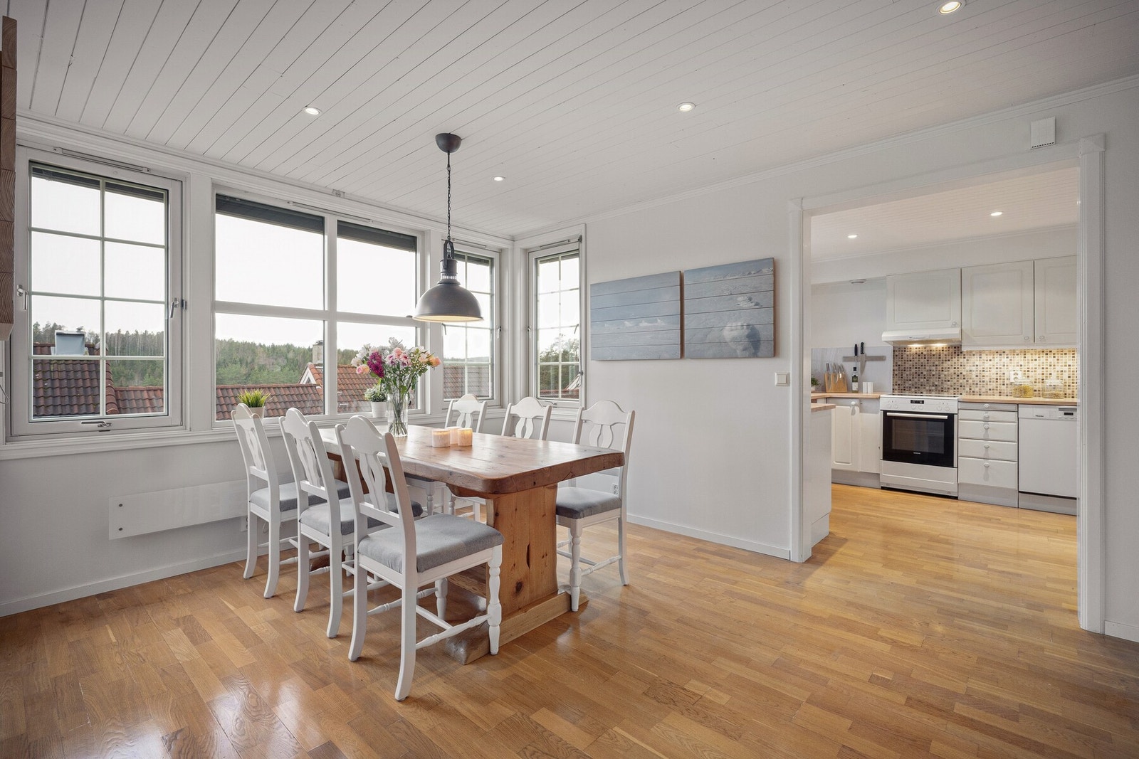 Her er det god plass til langbord med flere sitteplasser, perfekt for både hverdagsmiddager og større selskap. Galleribilde