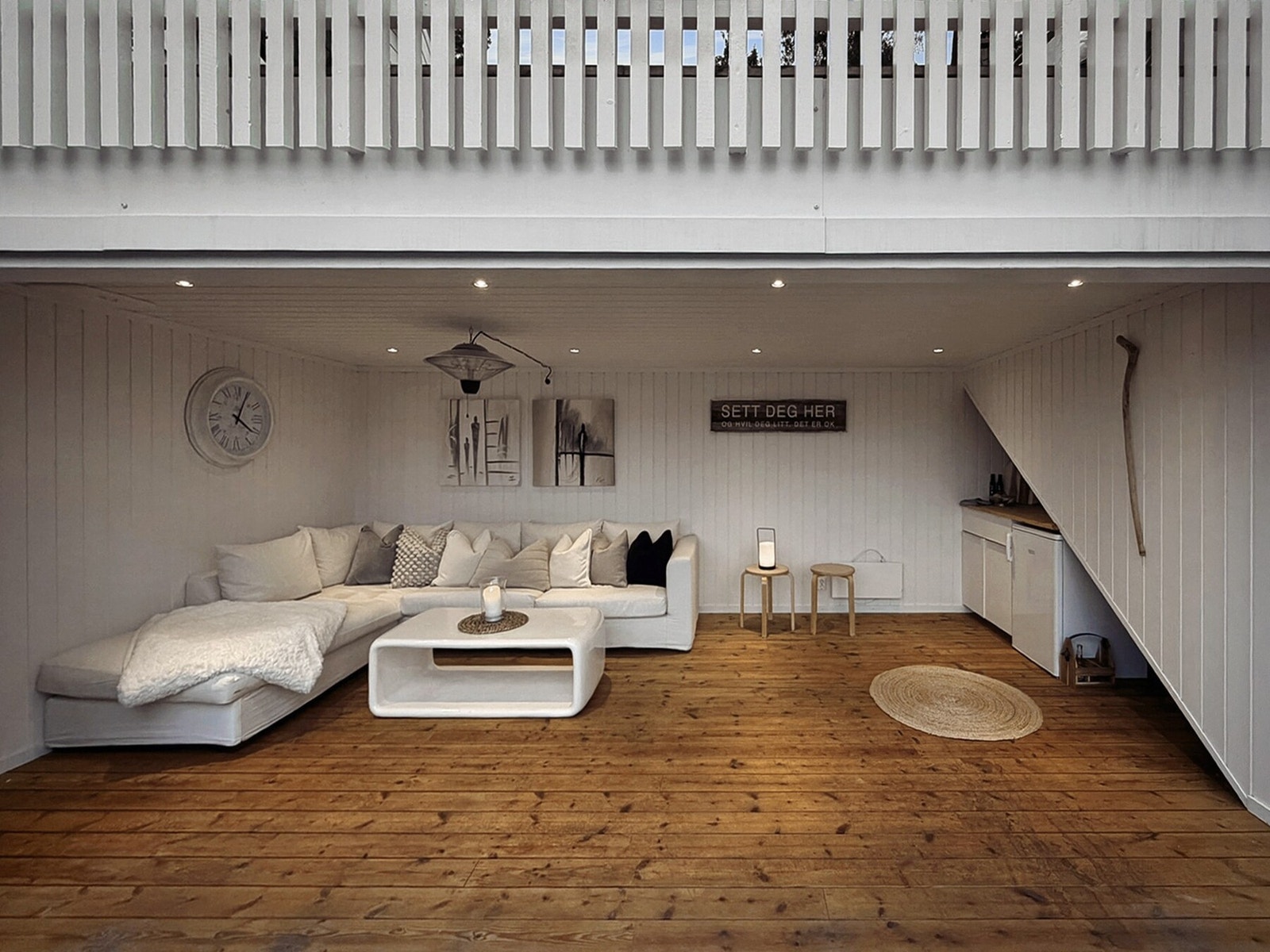 Boligen disponerer en egen utestue, beliggende mellom de to terrassene. Perfekt på sommerhalvåret, og praktisk året rundt! Galleribilde