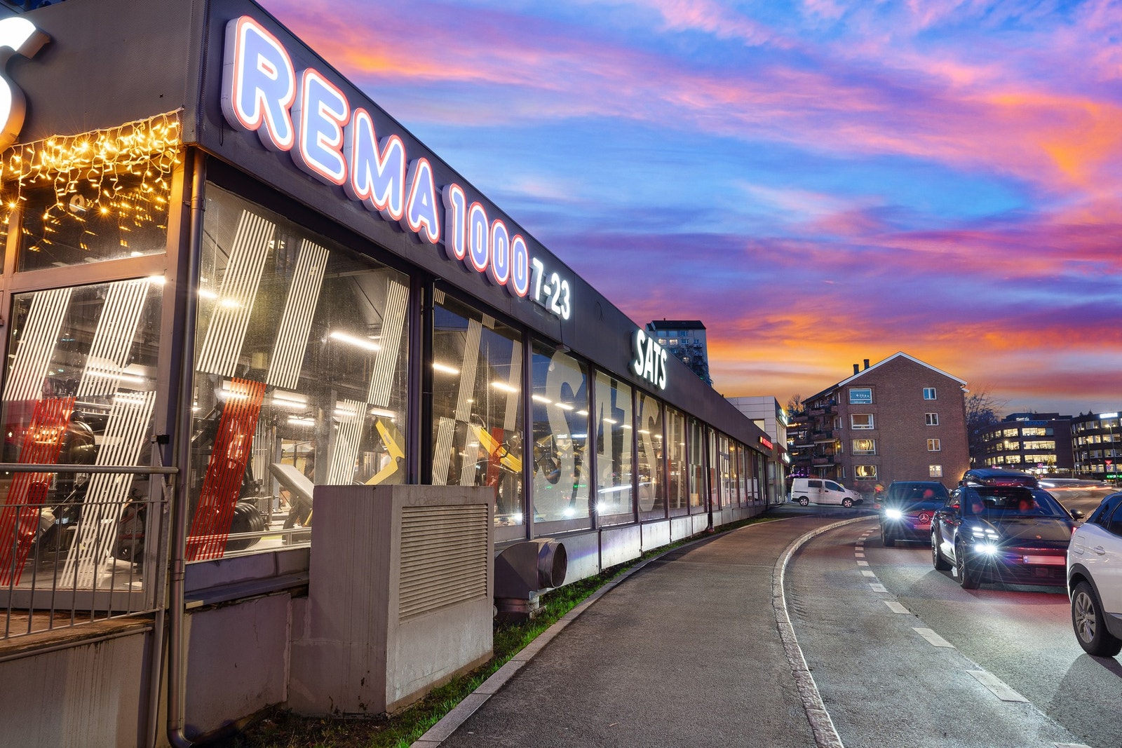 Rema 1000 Hoffsveien ligger i nabobyggets sokkeletasje. I dette bygget finner du også Sats treningssenter, samt. renseri. Galleribilde