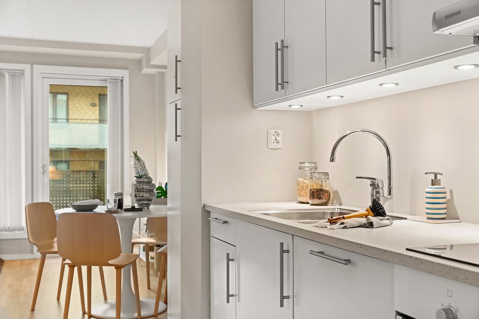 Innredningen fra 2016 har glatte fronter, benkeplater i laminat og nedfelt kum av stål. Galleribilde