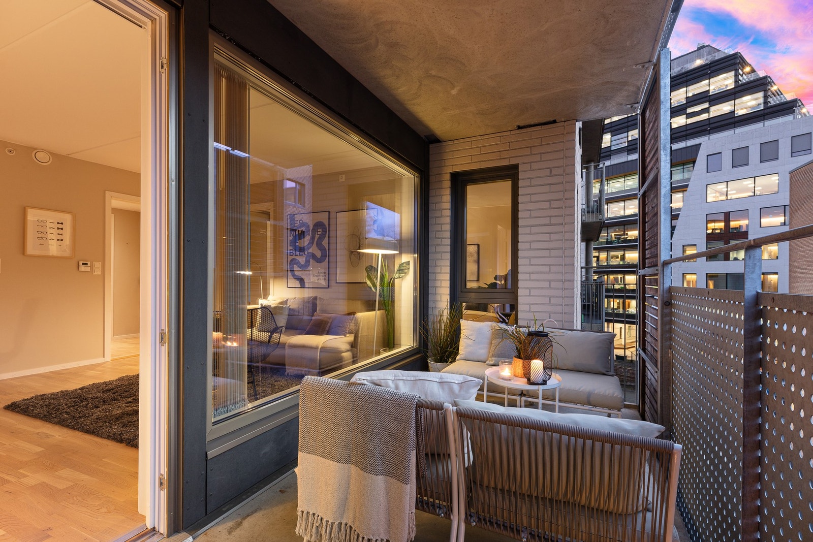 Det er montert skjermvegger, belysning og stikkontakt tilknytting til balkongen. Galleribilde