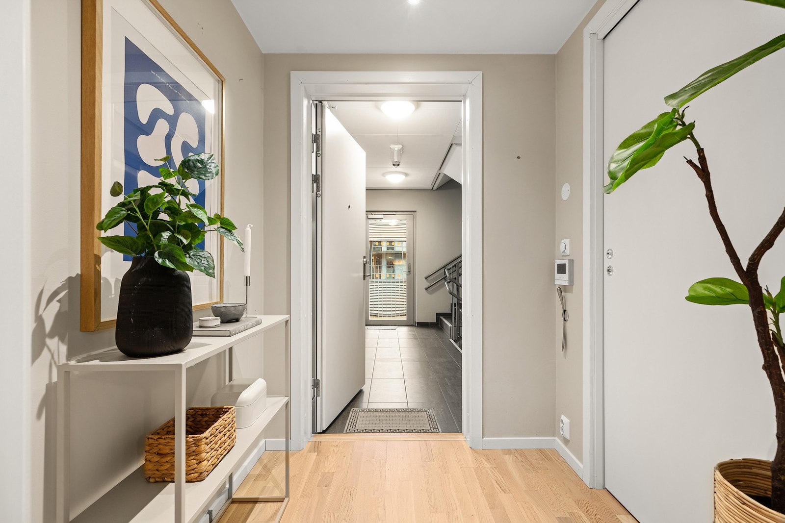 Entrè med portetelefon/trapperom med heis. Galleribilde