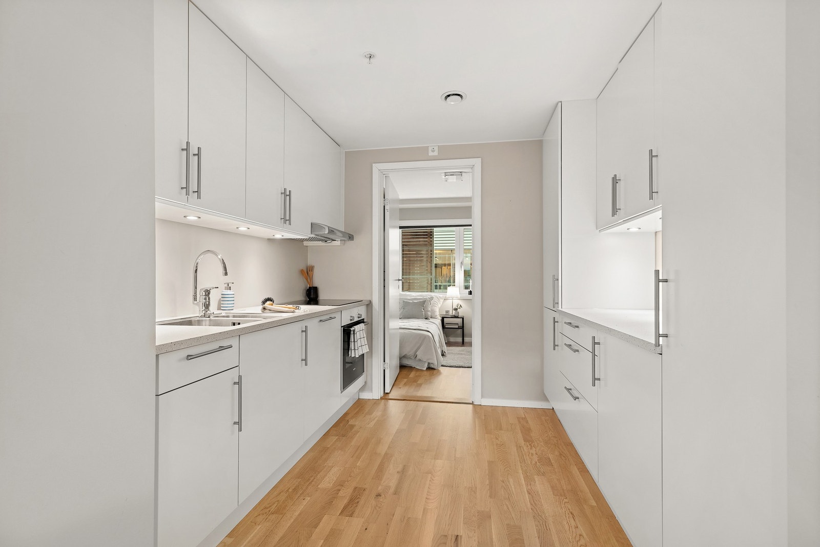 Innredningen har integrerte hvitevarer. Det er montert komfyrvakt og automatisk lekkasjesikring i innredning. Galleribilde