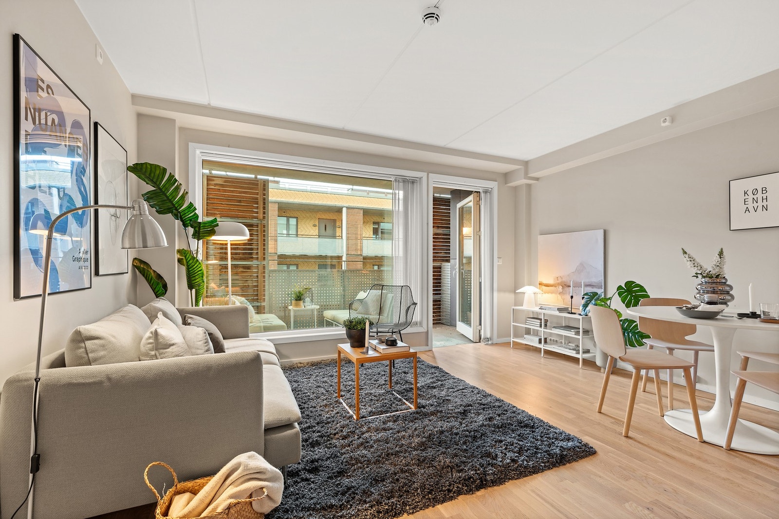 Leiligheten har en romslig stue med åpen tilgang til kjøkken. Galleribilde