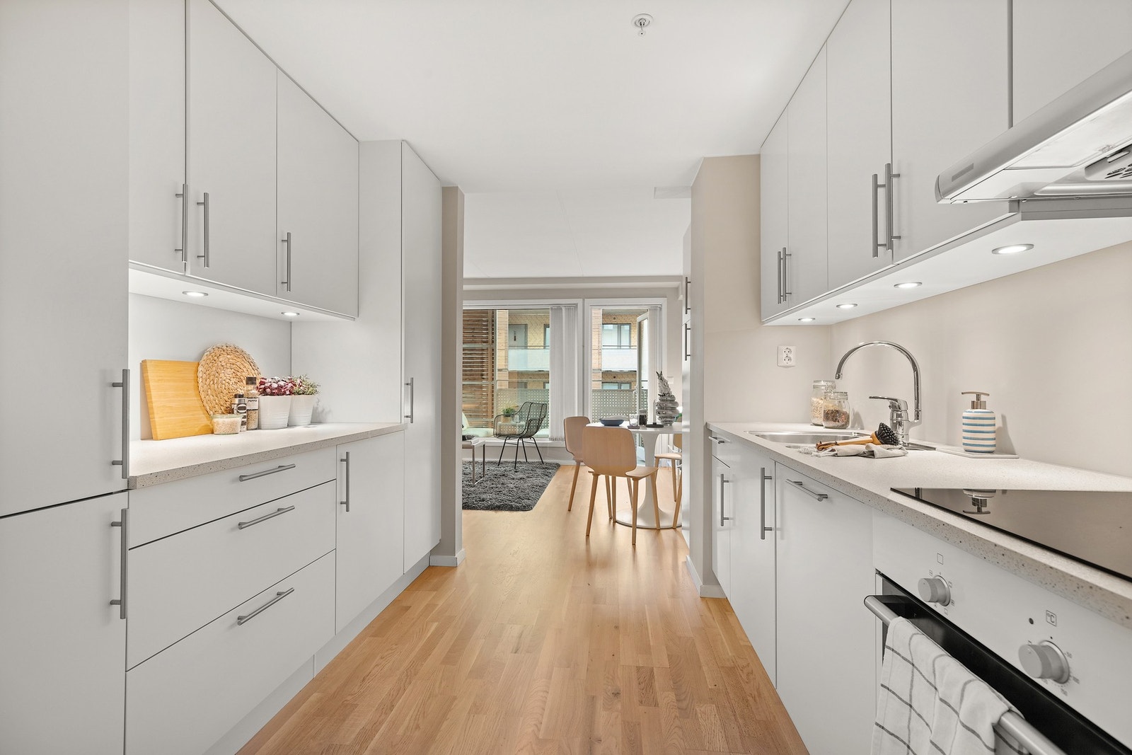 Kjøkkenet har godt tilrettelagte arbeidssoner og mye lagringsplass. Galleribilde