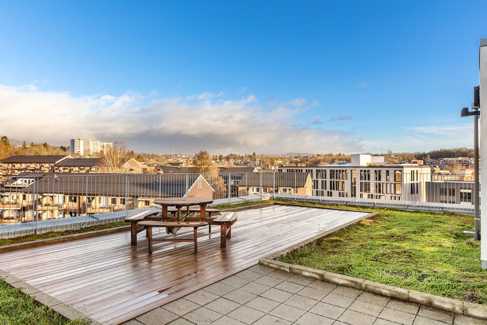 Takterrassen ligger høyt og fritt til med flott utsikt over nærområdet. Galleribilde
