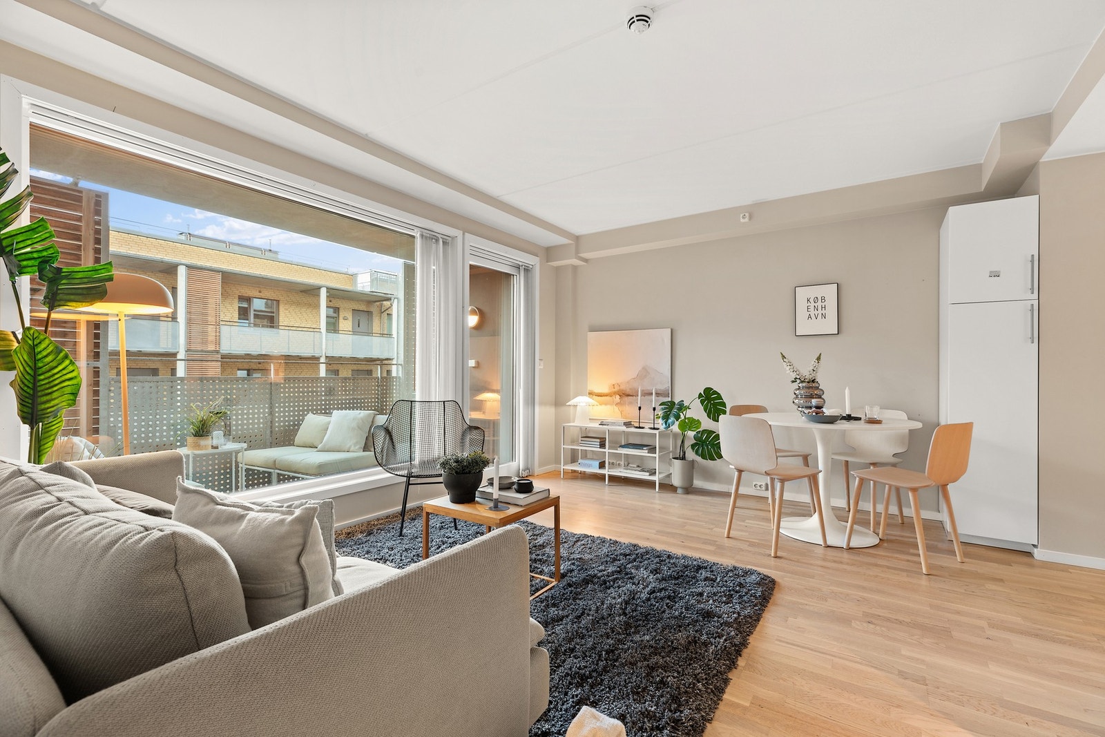 Oppholdsrommet oppleves lyst og delikat med store vindusflater. Galleribilde