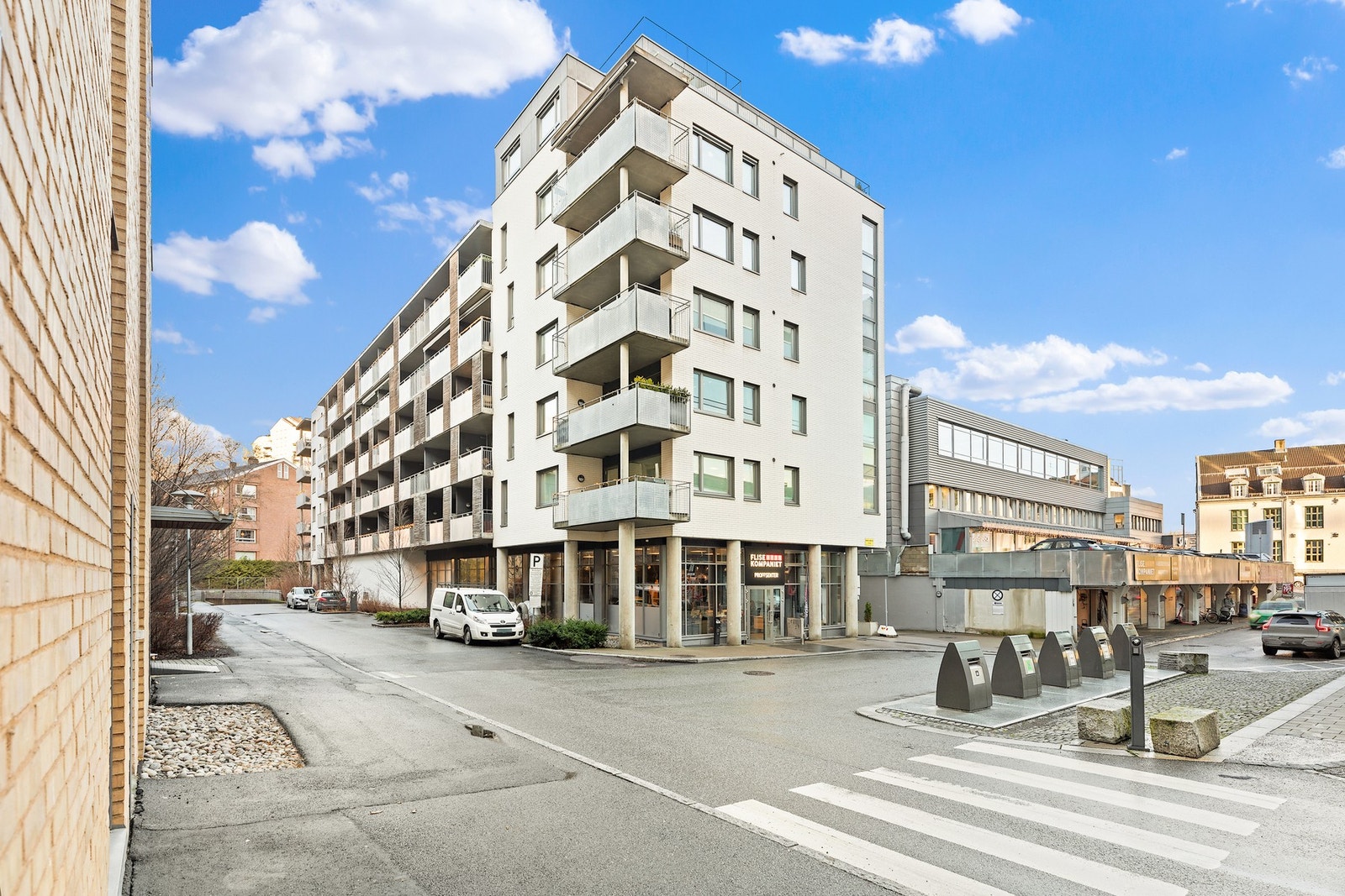 Boligbygget ligger fint til og grenser til fine grøntområder tilknyttet bebyggelsen i Hoff Terrasse. Galleribilde