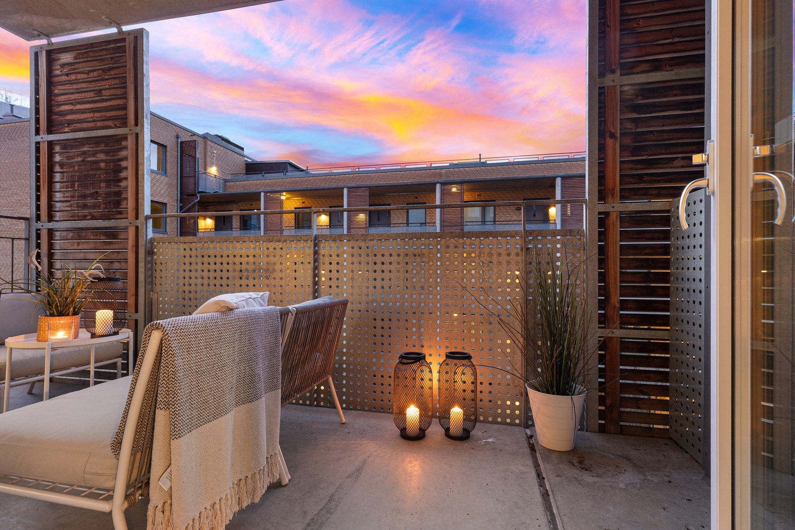 Stuen gir tilgang til en vestvendt overbygget balkong på ca. 8 m². Galleribilde