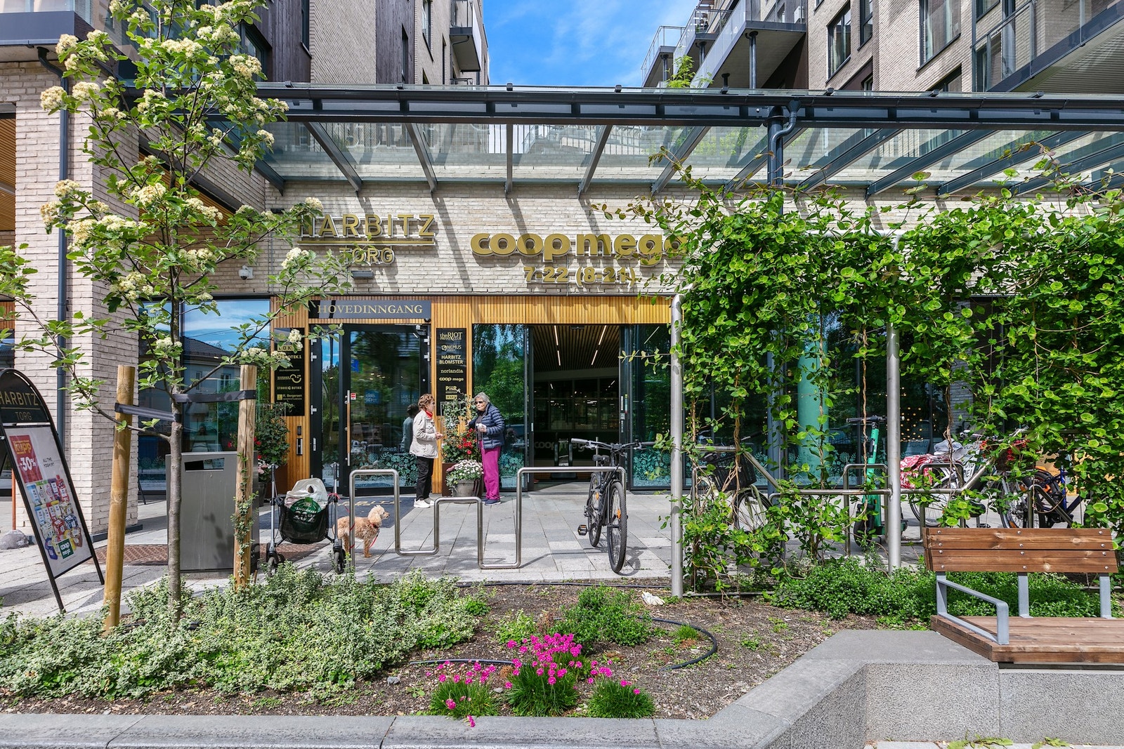 Kjøpesenteret Harbitz Torg inkluderer Coop Mega, apotek, frisør og skredder, og det er videre kort gange til Karenslyst allé. Galleribilde