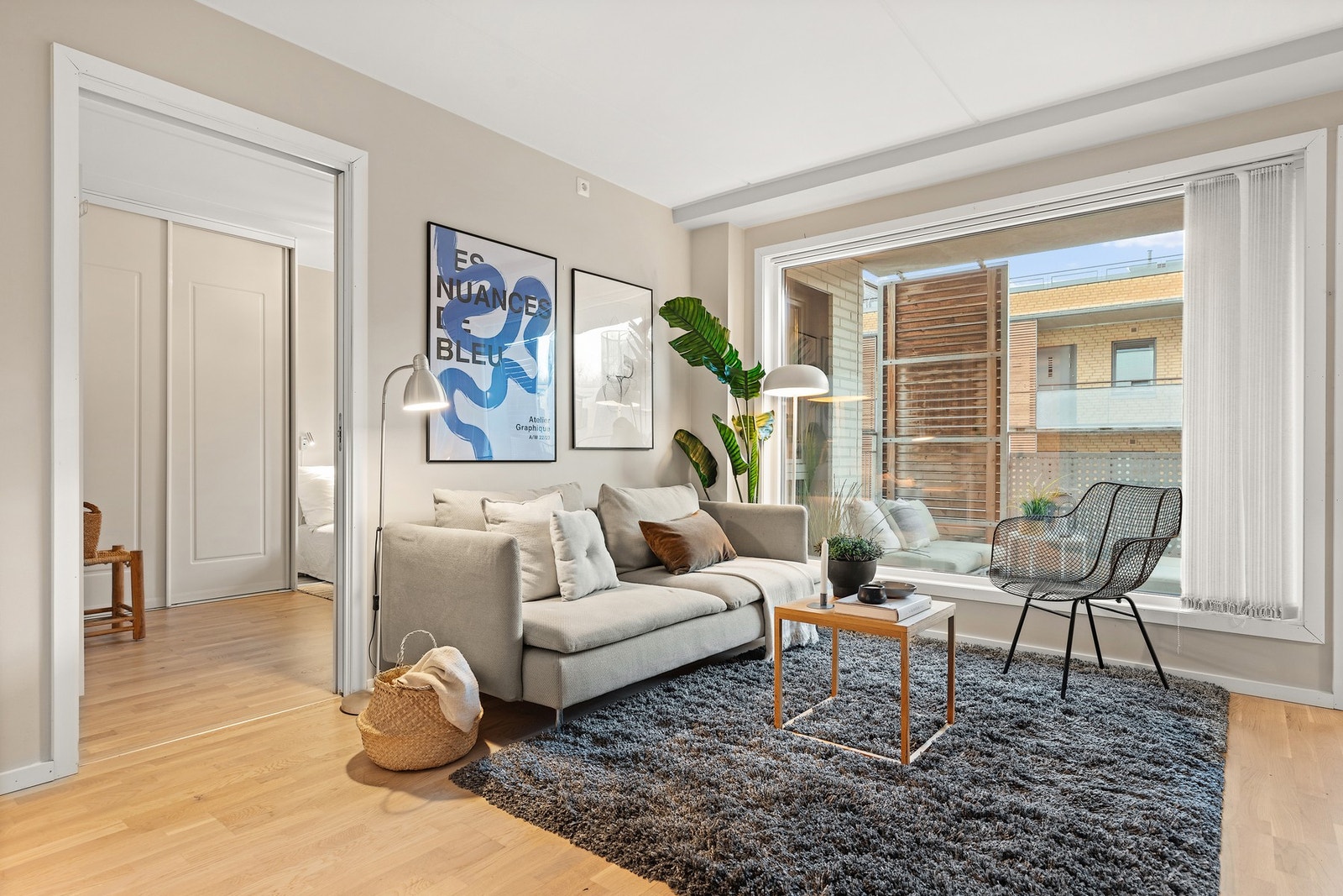 Stue med inngang til hovedsoverom med ekstra gode garderobeløsninger. Galleribilde