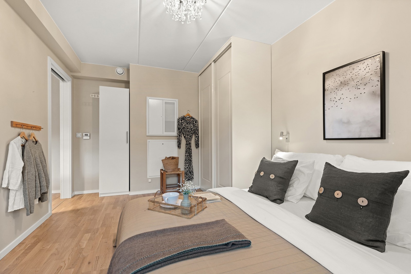 Hovedsoverom har skyvedørsgarderobe og rikelig plass for dobbeltseng. Galleribilde