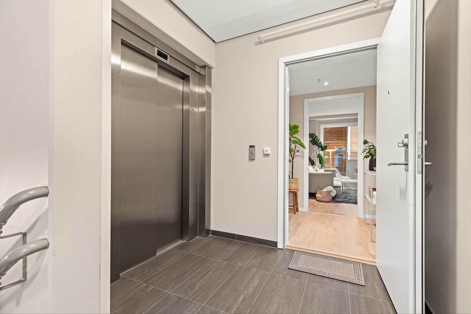 Det er særdeles enkel adkomst via heis til leilighetsplan. Galleribilde