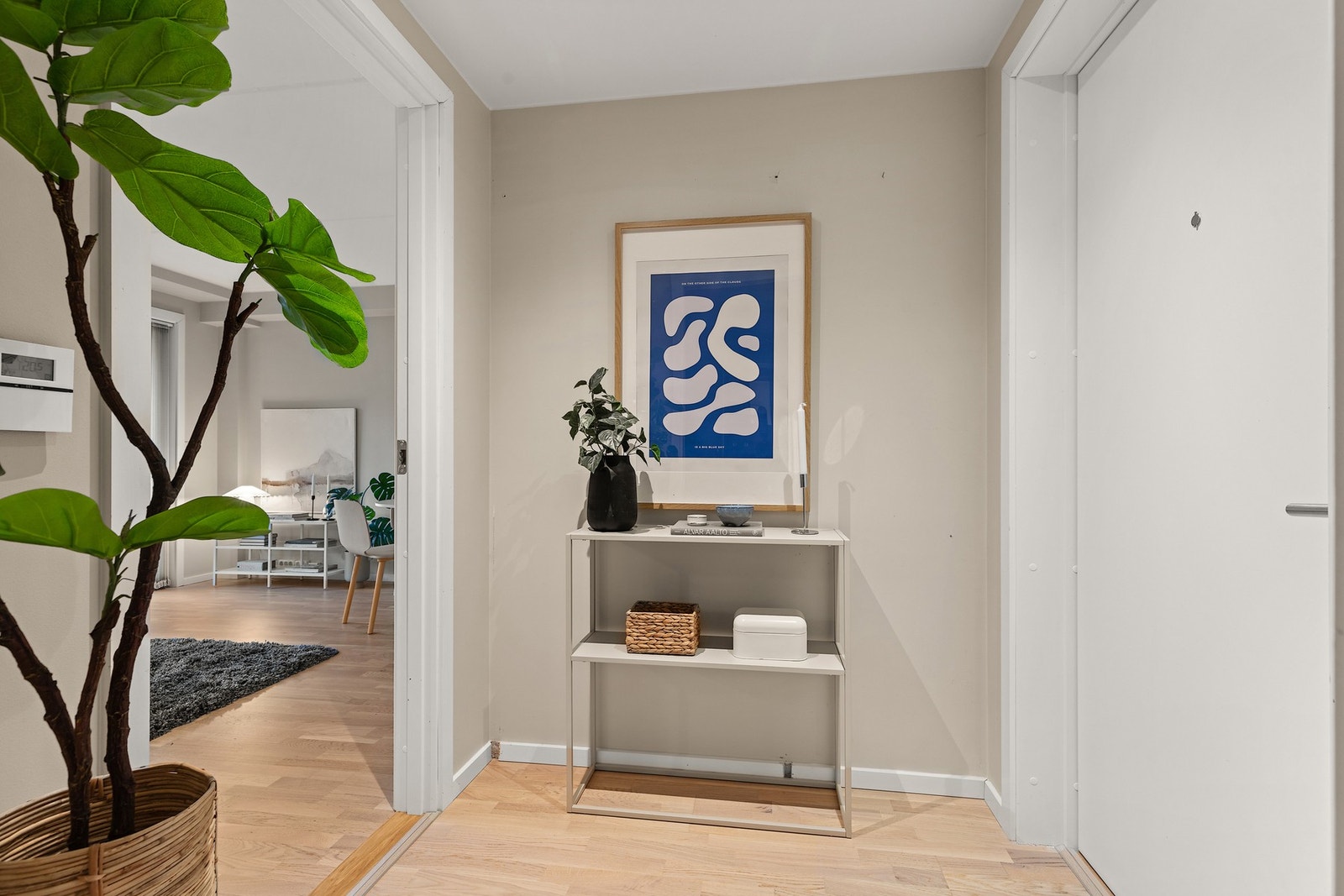 Entréen har plass for klesoppheng/oppbevaringsmøbel. Galleribilde