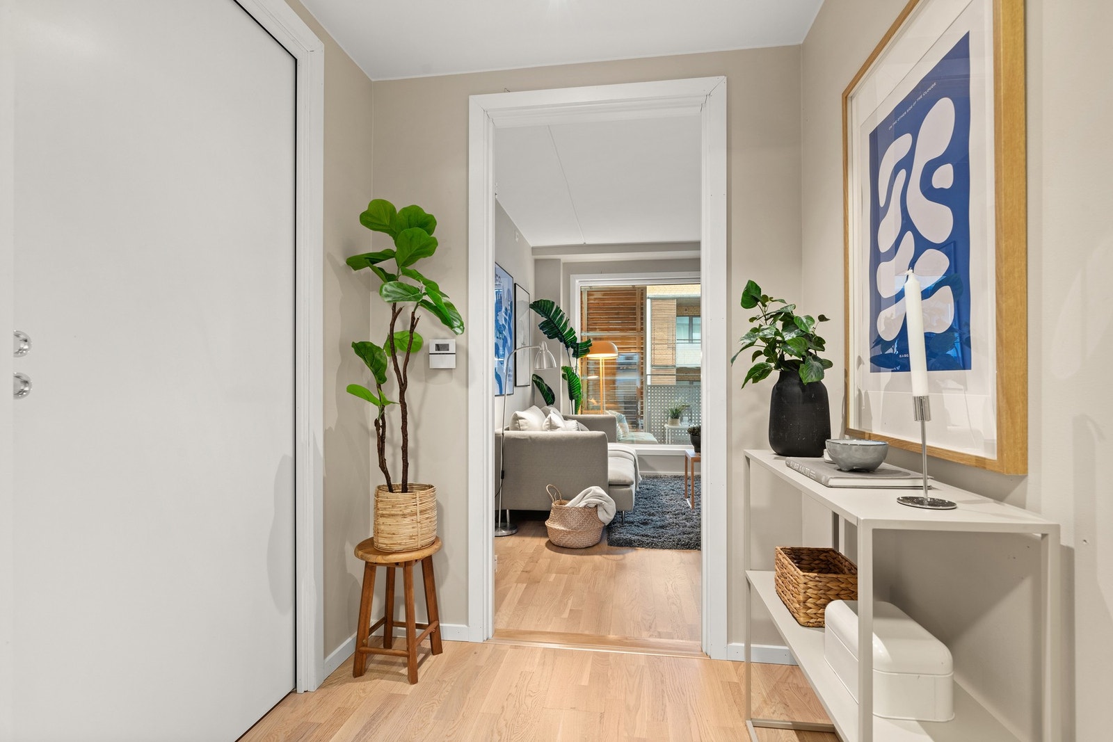 Den lyse og tiltalende entrèen har inngang til leilighetens bad. Galleribilde