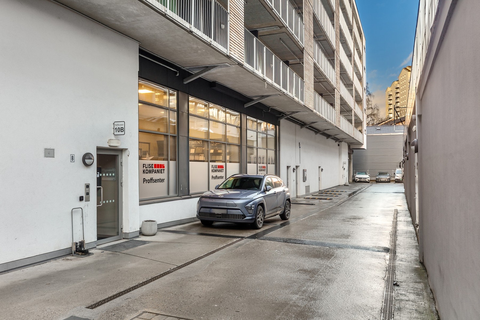 Det er gjesteparkering i sameiet, og tidvis muligheter for kjøp/leie av parkeringsplass i garasjeanlegg. Galleribilde