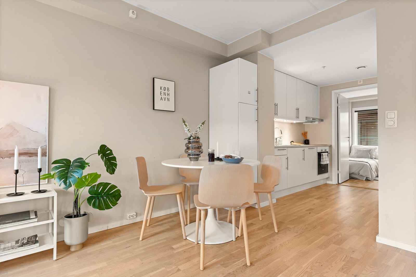 En spiseplass har sin naturlige plassering i overgangen til kjøkken. Videre har spisestue tilknytning til kjøkken med videre tilgang til soverom 2. Galleribilde