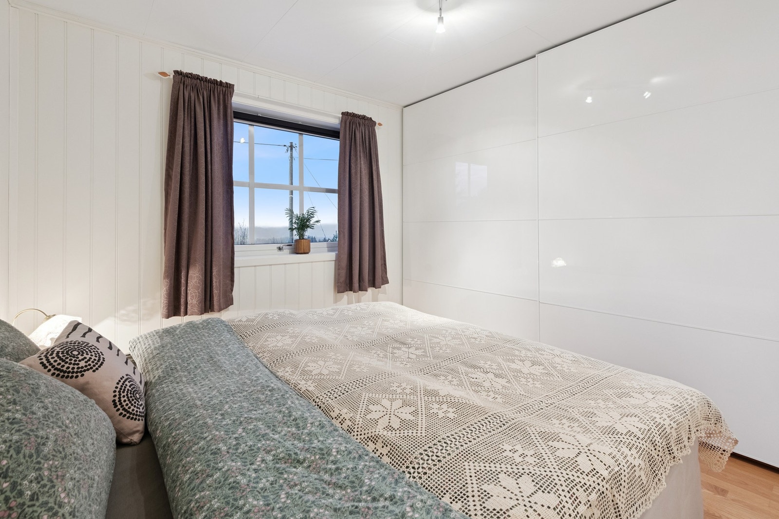 Hovedsoverommet ligger i hovedetasjen og har god plass til dobbeltseng og en romslig skyvedørsgarderobe. Galleribilde