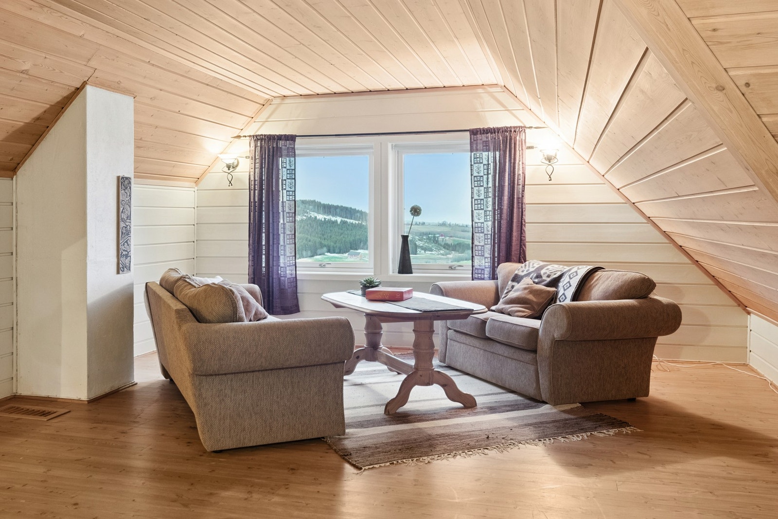 Loftstue med god utsikt utover bygda. Galleribilde