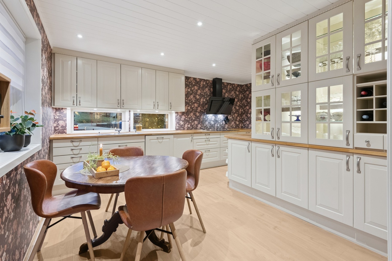 Lyst og innbydende kjøkken med mye skap og benkeplass. Galleribilde