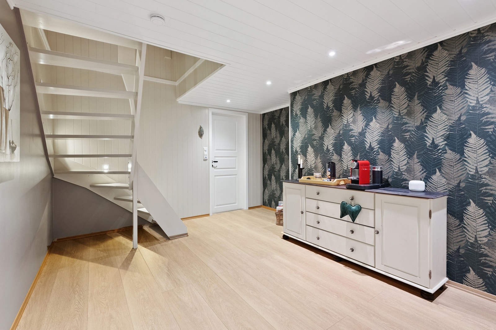 Trapperom/ gang i underetasje. Galleribilde