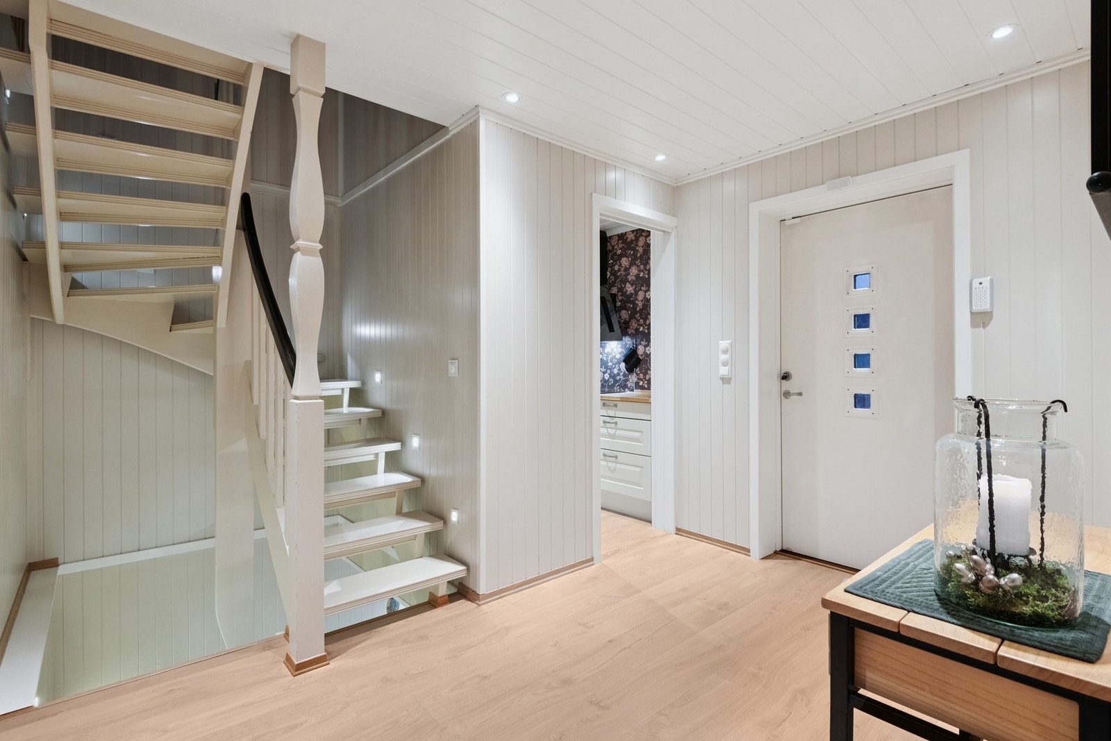 Gang/ trapperom med plass til oppbevaringsmøbel. Galleribilde