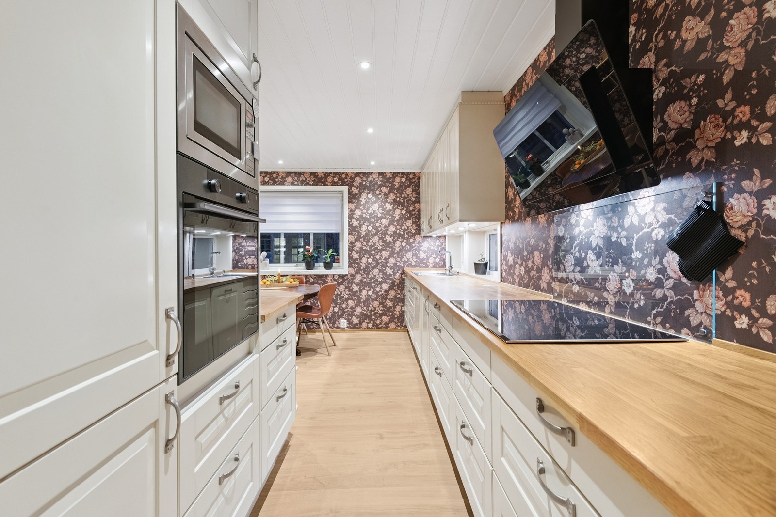 Kjøkkenet har integrerte hvitevarer. Galleribilde